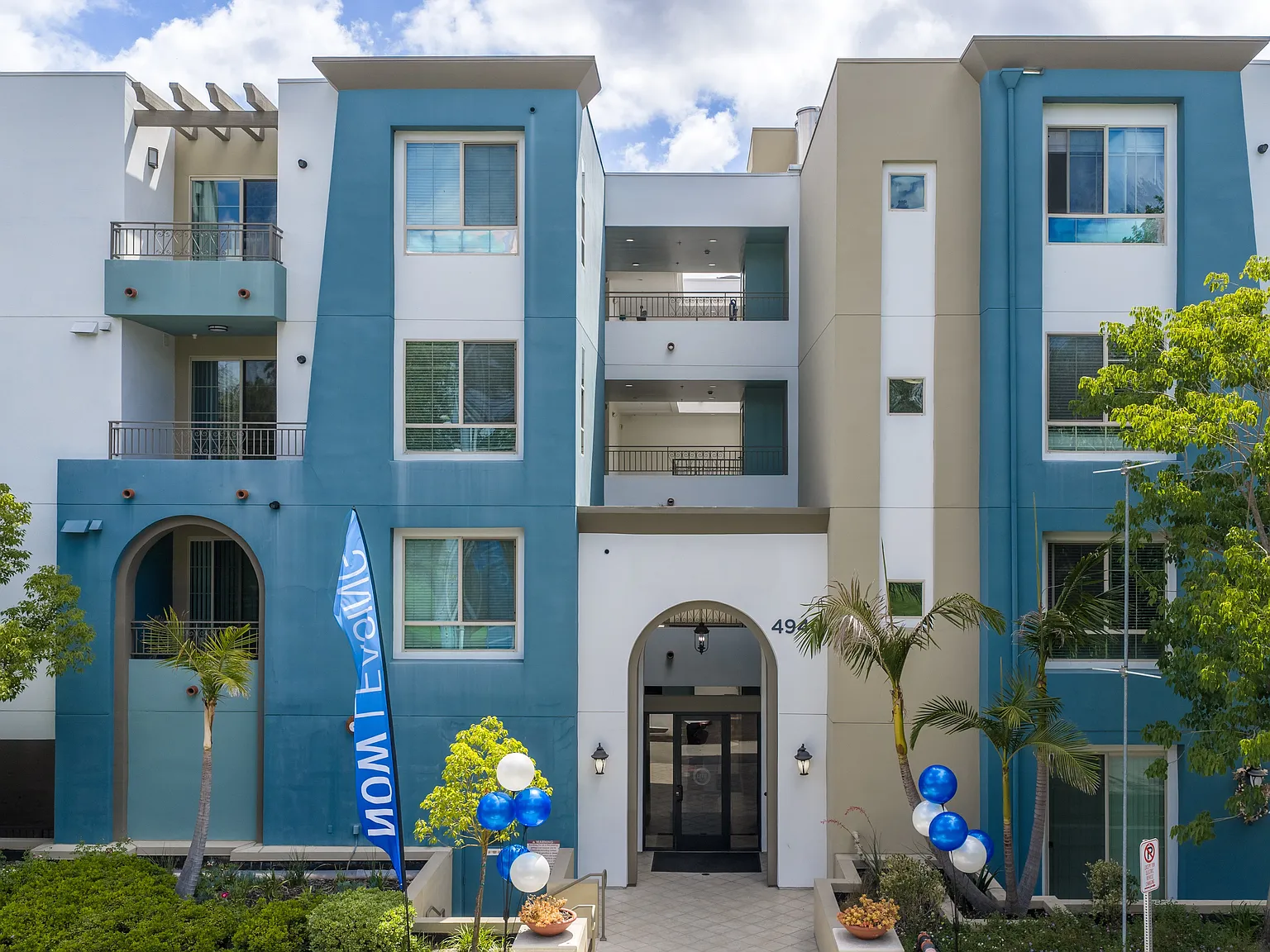 Oasis at Lake Encino — Photo 1