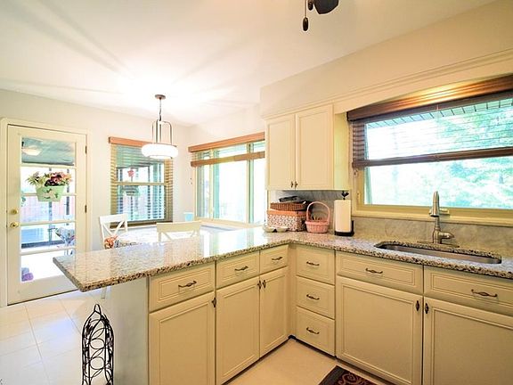 5th image of 231 Skyview Dr