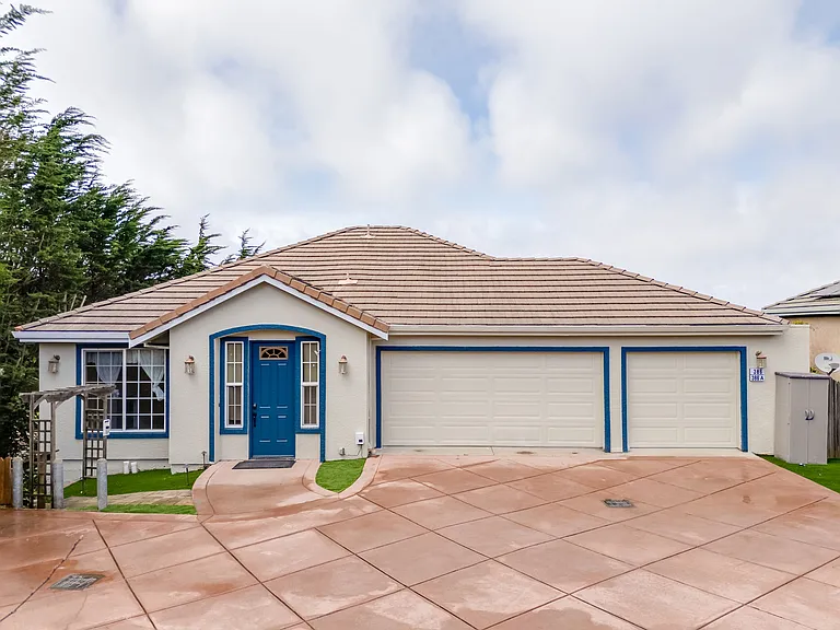 386 Goodwin Dr — Photo 2