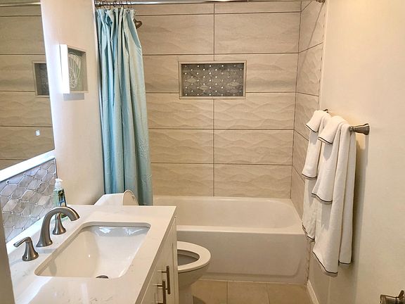 3rd image of 2510 Torrey Pines Rd Unit 214