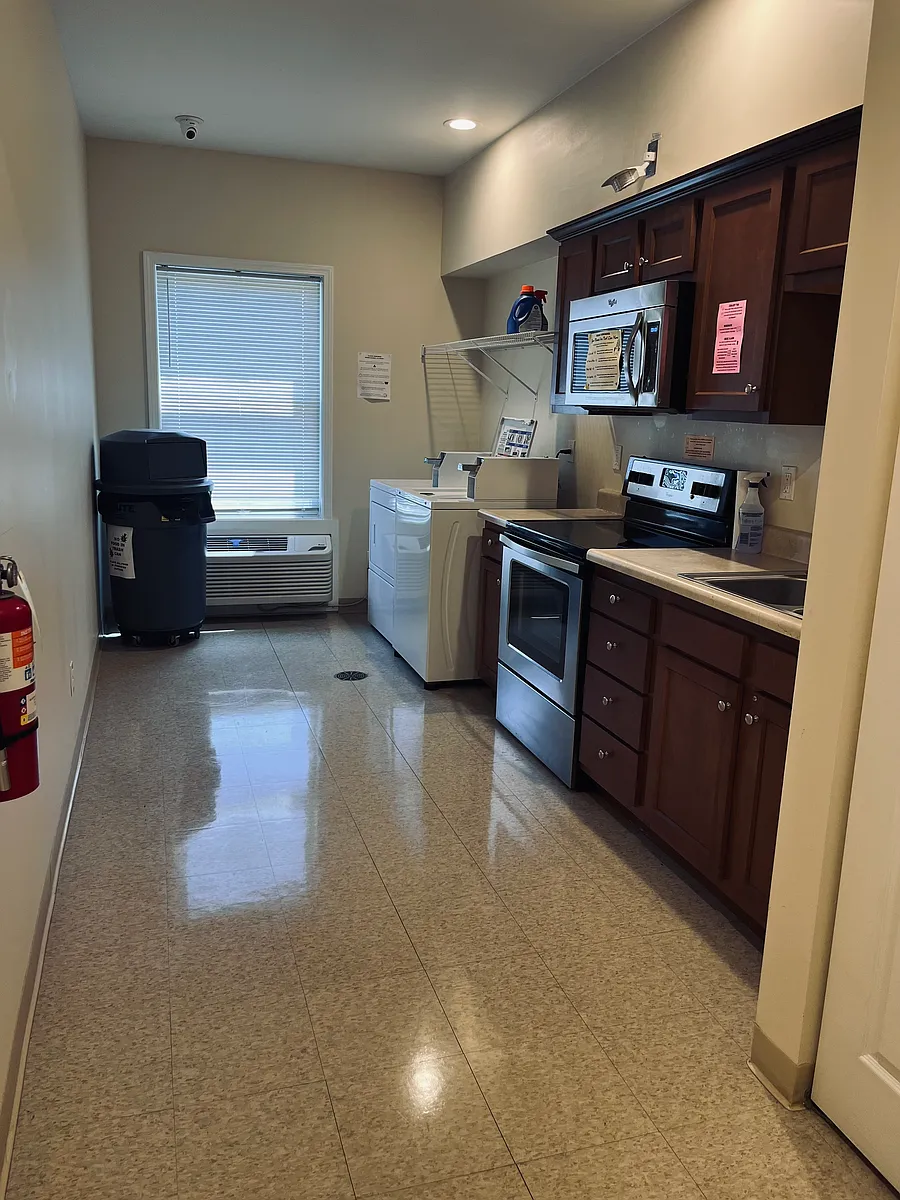 Building Photo - 303 N Oak St #2