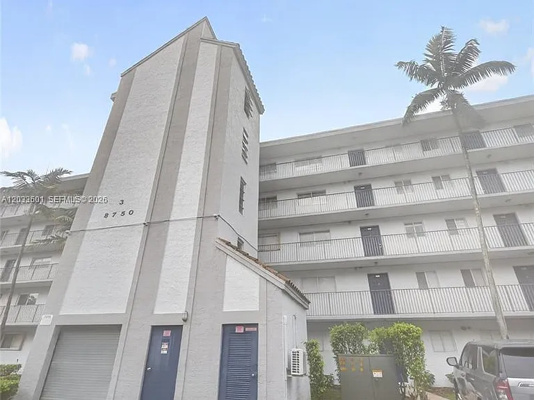 8750 N Sherman Cir #305 — Photo 3