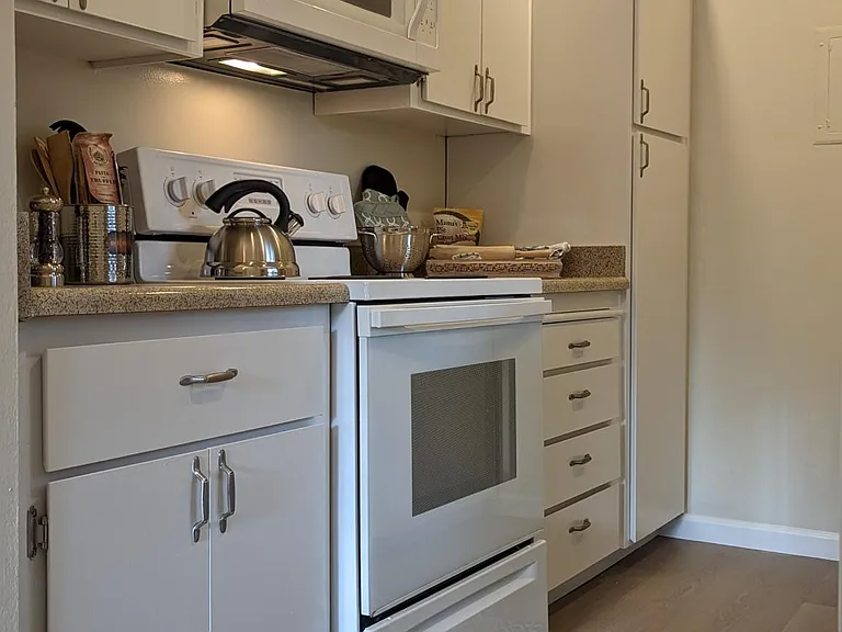 Live Oak Apartments — Photo 40
