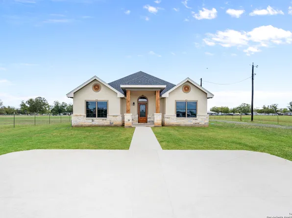 17076 Fm 463, Natalia, TX 78059