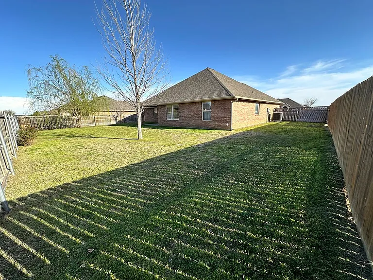 1205 Alma Dr — Photo 35