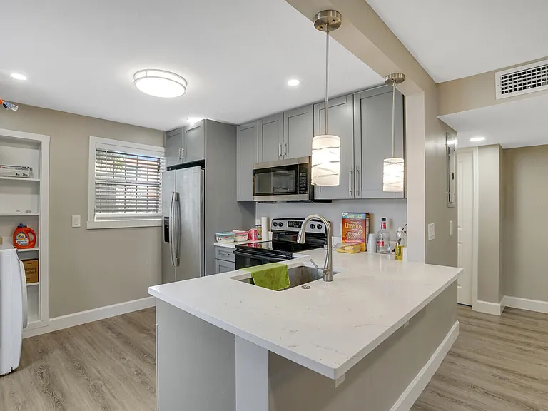 1225 W 10th St #B — Photo 6