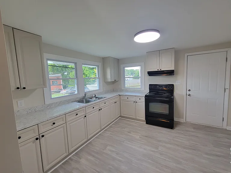 123 Leonard Ave — Photo 6
