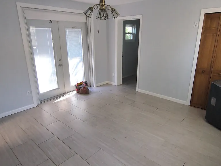 975 N Village Dr — Photo 8