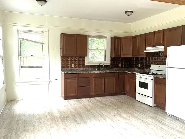 1112 Spruce St — Photo 4