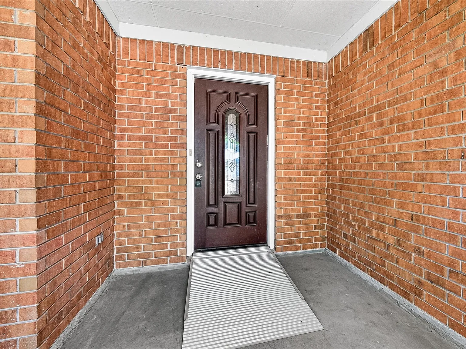 4 bed, 2.0 bath, 2353 sqft, $2,490 — Photo 4