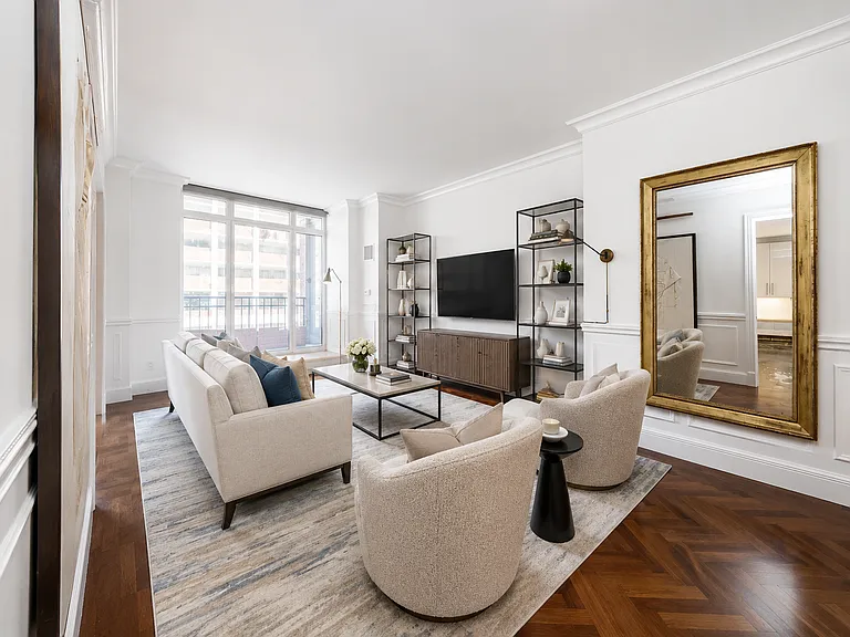 351 E 51st St #Penthouse 4A — Photo 3