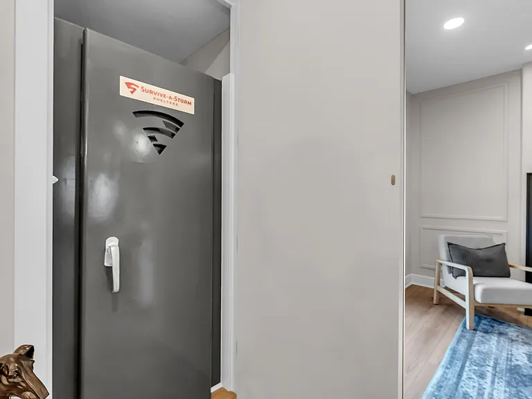 2142 E Beaumont St — Photo 37