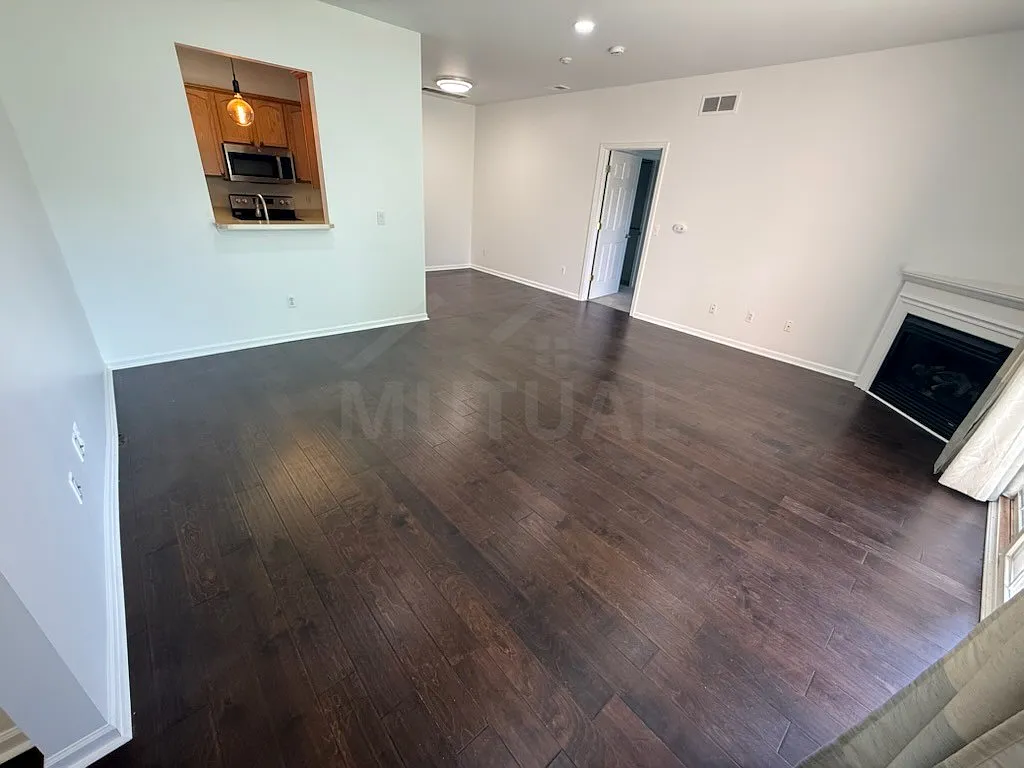 2 bed, 2.0 bath, 1281 sqft, $2,150 — Photo 3
