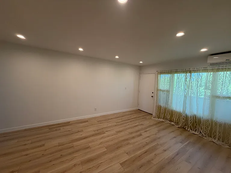 1161 N Hobart Blvd — Photo 4