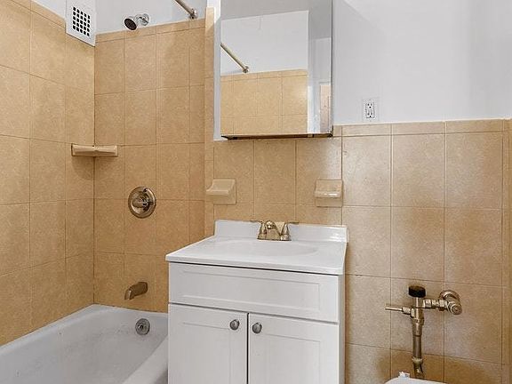 5th image of 200 E 15th St APT 10G
