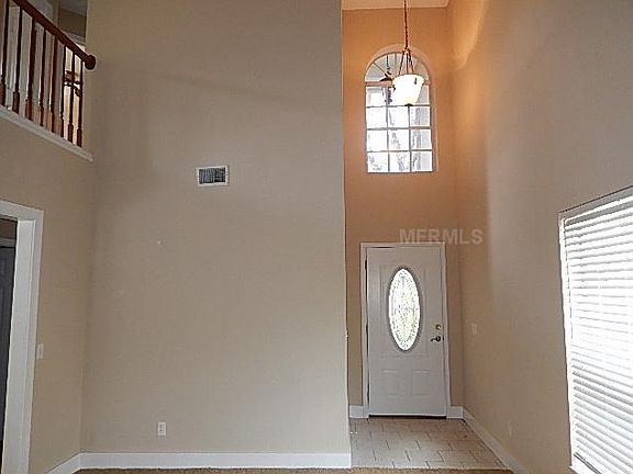 4th image of 909 Berkley Ct N