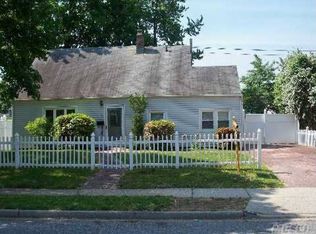 68 Old Oak Ln, Levittown, NY 11756
