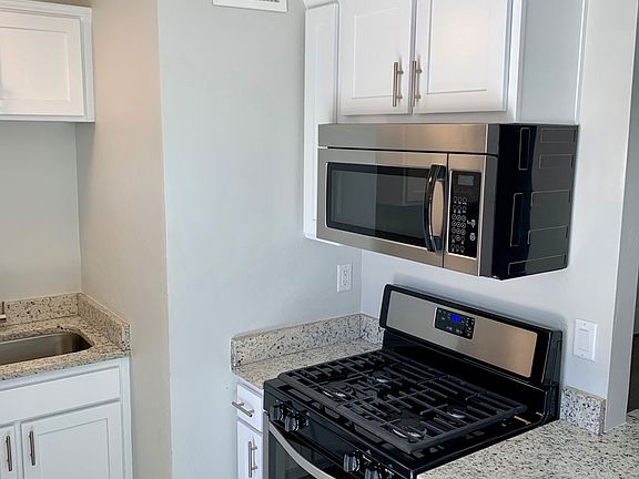 3rd image of 639-641 E Lee St #643