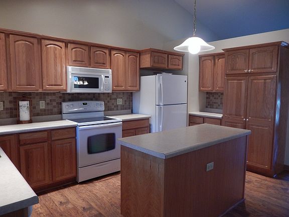 2nd image of 19 Laurel Ln