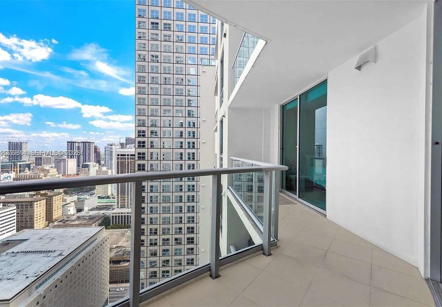 Met 1 Condo — Photo 3