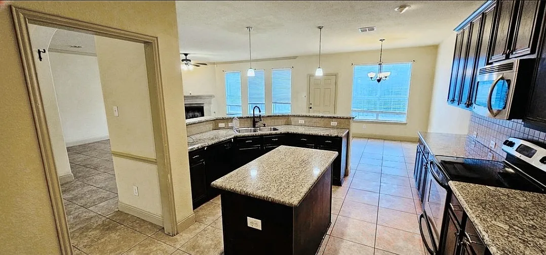 5 bed, 3353 sqft, $3,095 — Photo 3