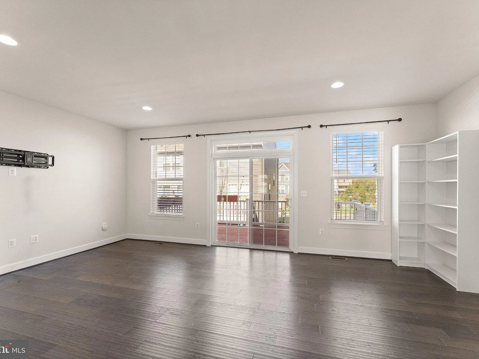 3 bed, 3.5 bath, 2300 sqft, $3,200 — Photo 4