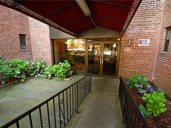 2nd image of 40 Fleetwood Ave APT 6E