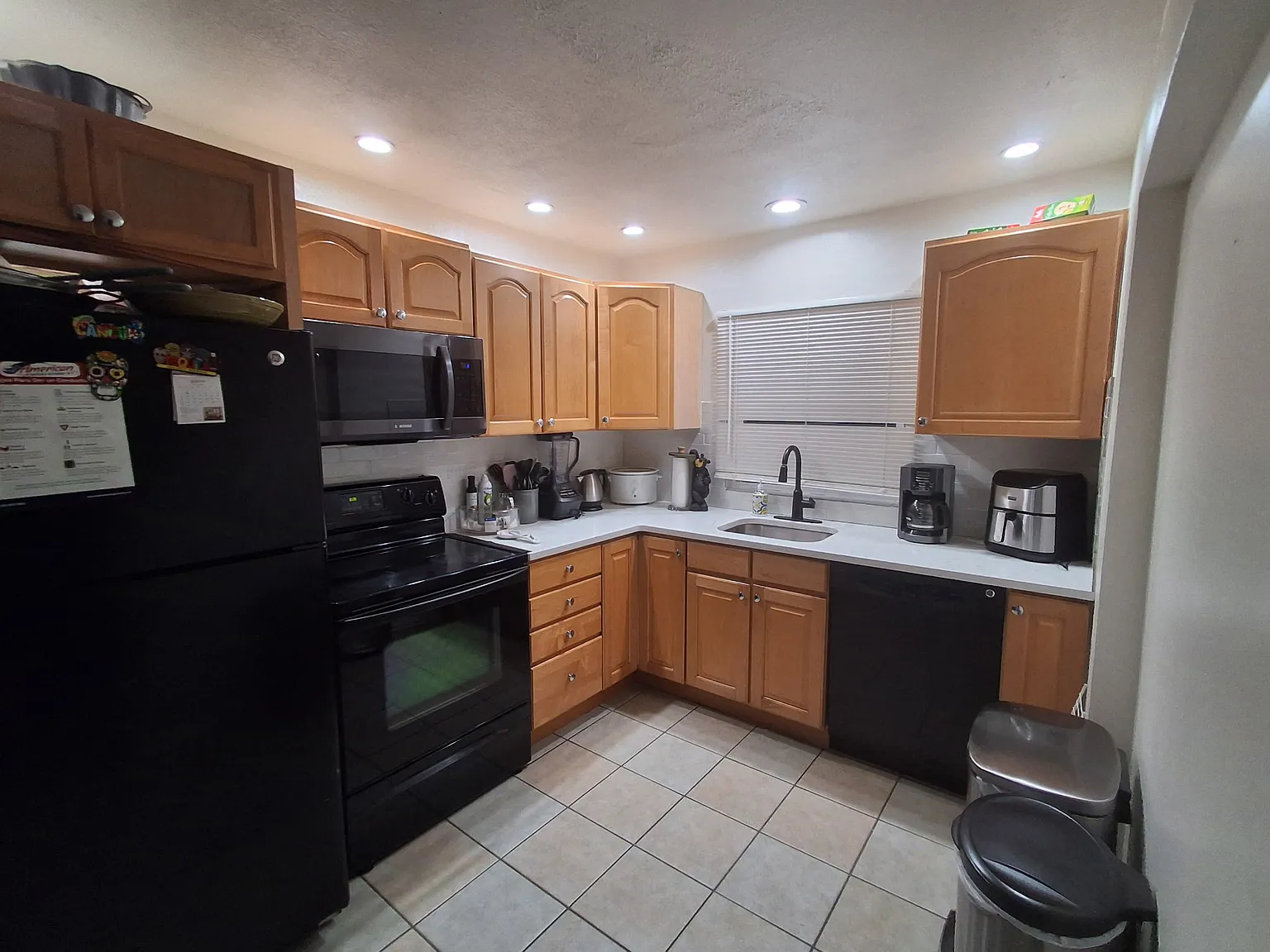 5 bed, 1900 sqft, $2,950 — Photo 3