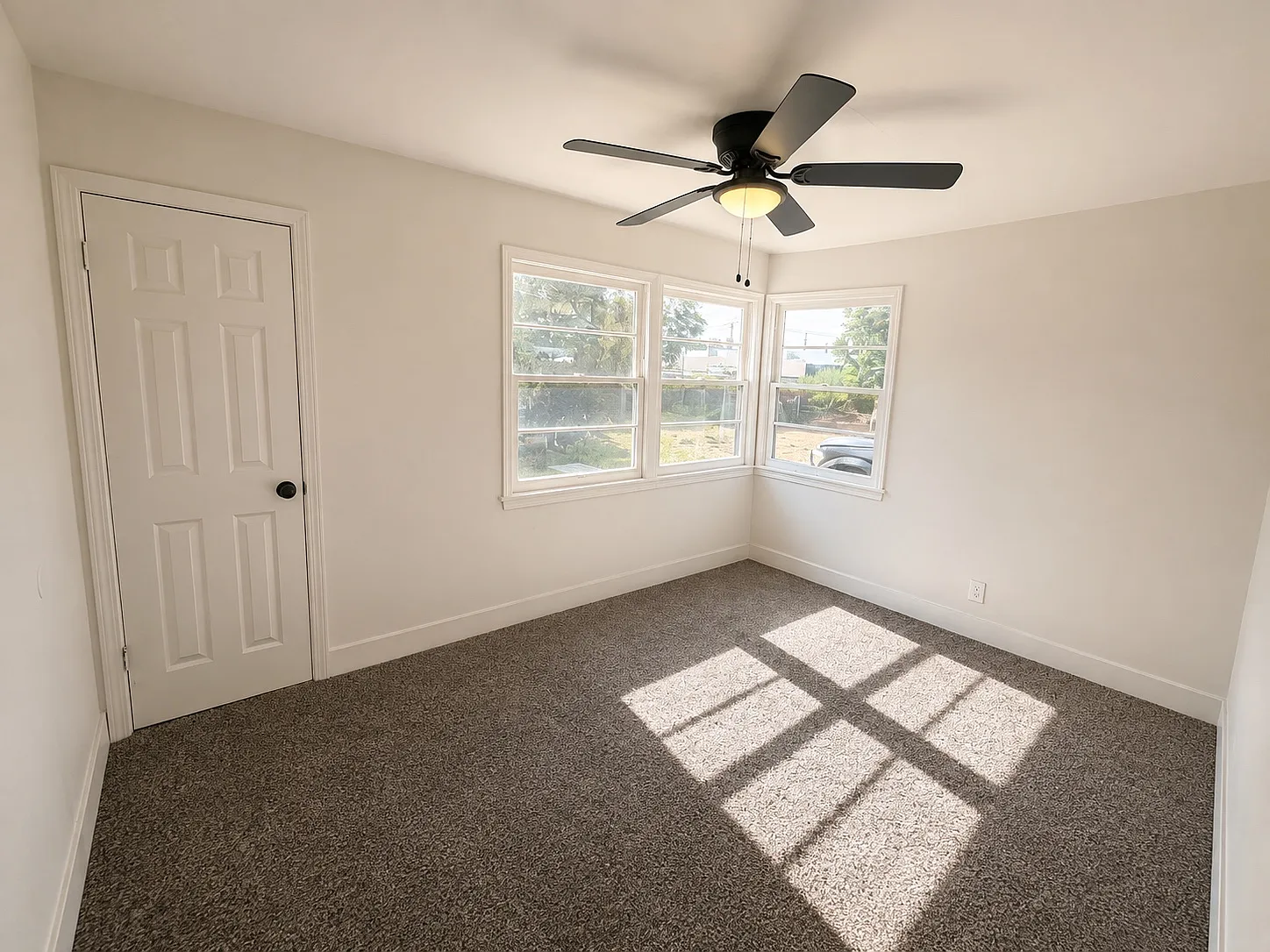 3 bed, 884 sqft, $3,300 — Photo 3