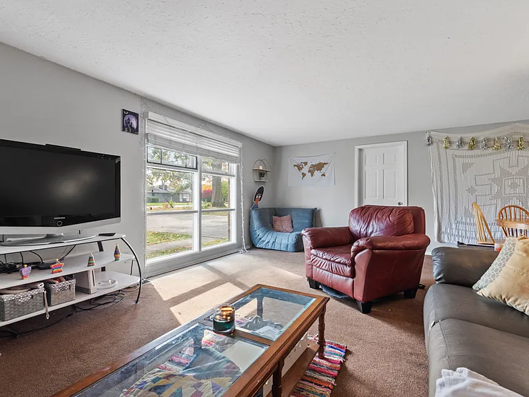 1412 W Beechwood Ave — Photo 2