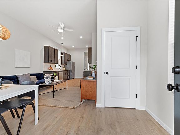 5th image of 819 Regina Ave