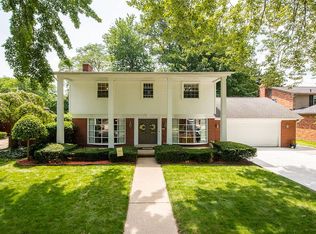 657 Pear Tree Ln, Grosse Pointe Woods, MI 48236