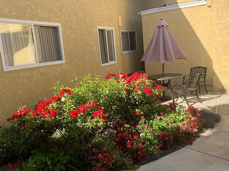 3676 Redondo Beach Blvd — Photo 2