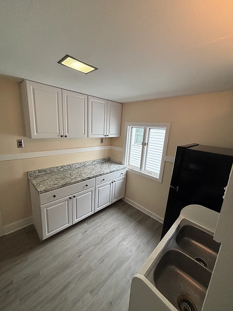 3 bed, 900 sqft, $1,300 — Photo 3