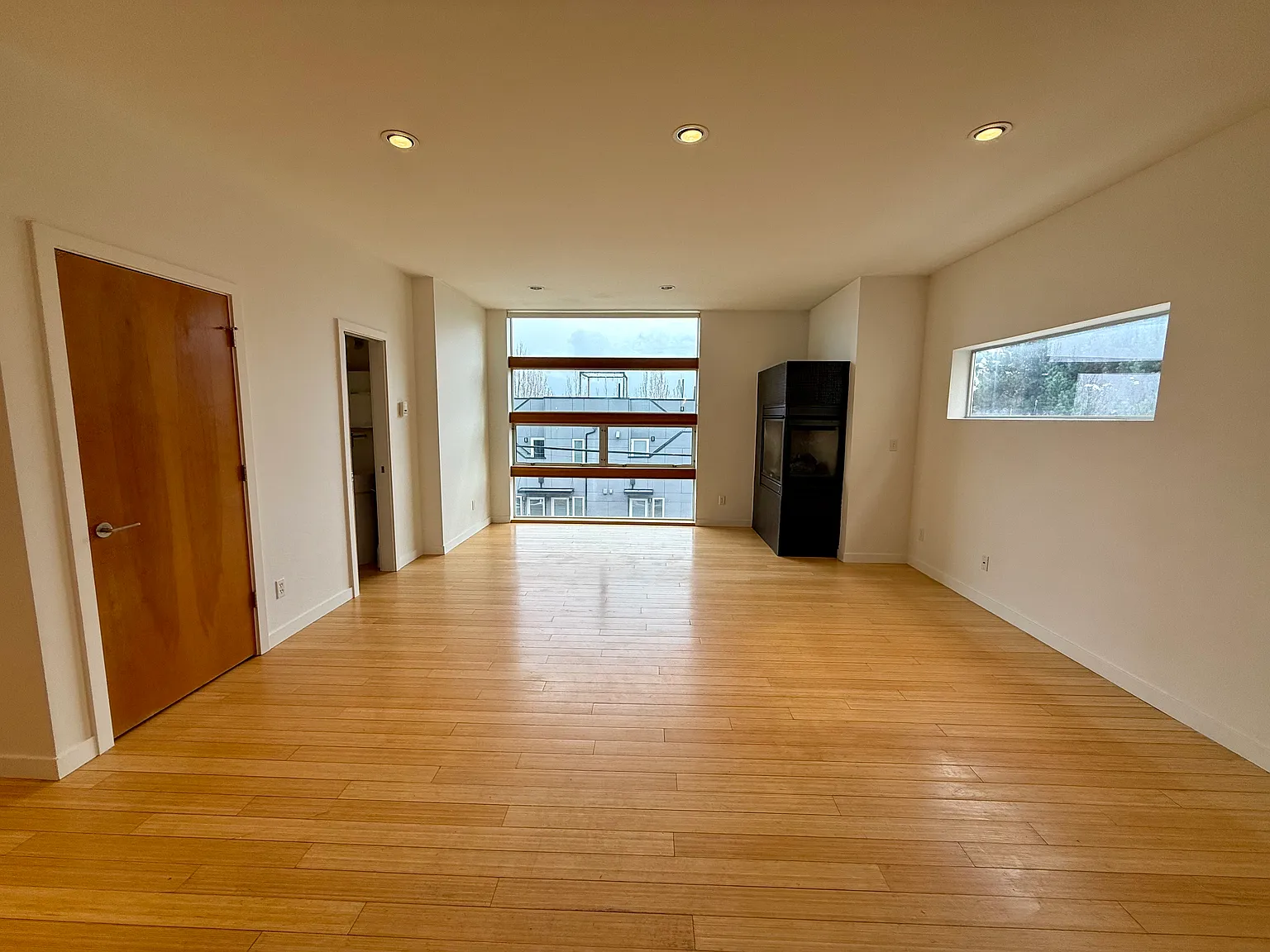 3 bed, 3.5 bath, 1800 sqft, $4,200 — Photo 3