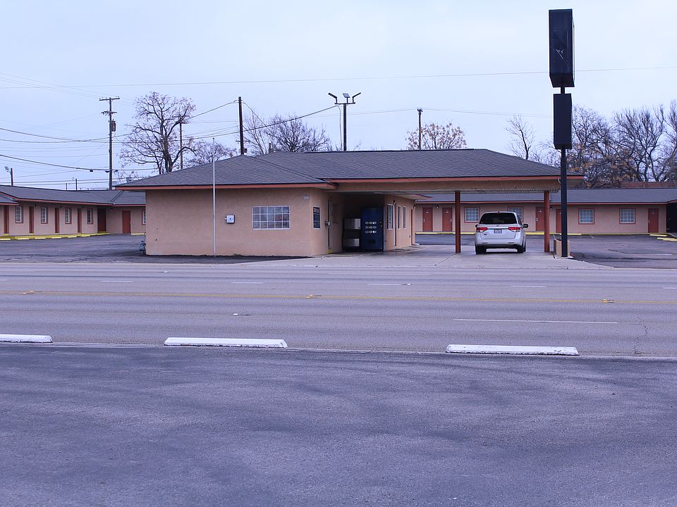 1st image of 511 E Veterans Memorial Blvd