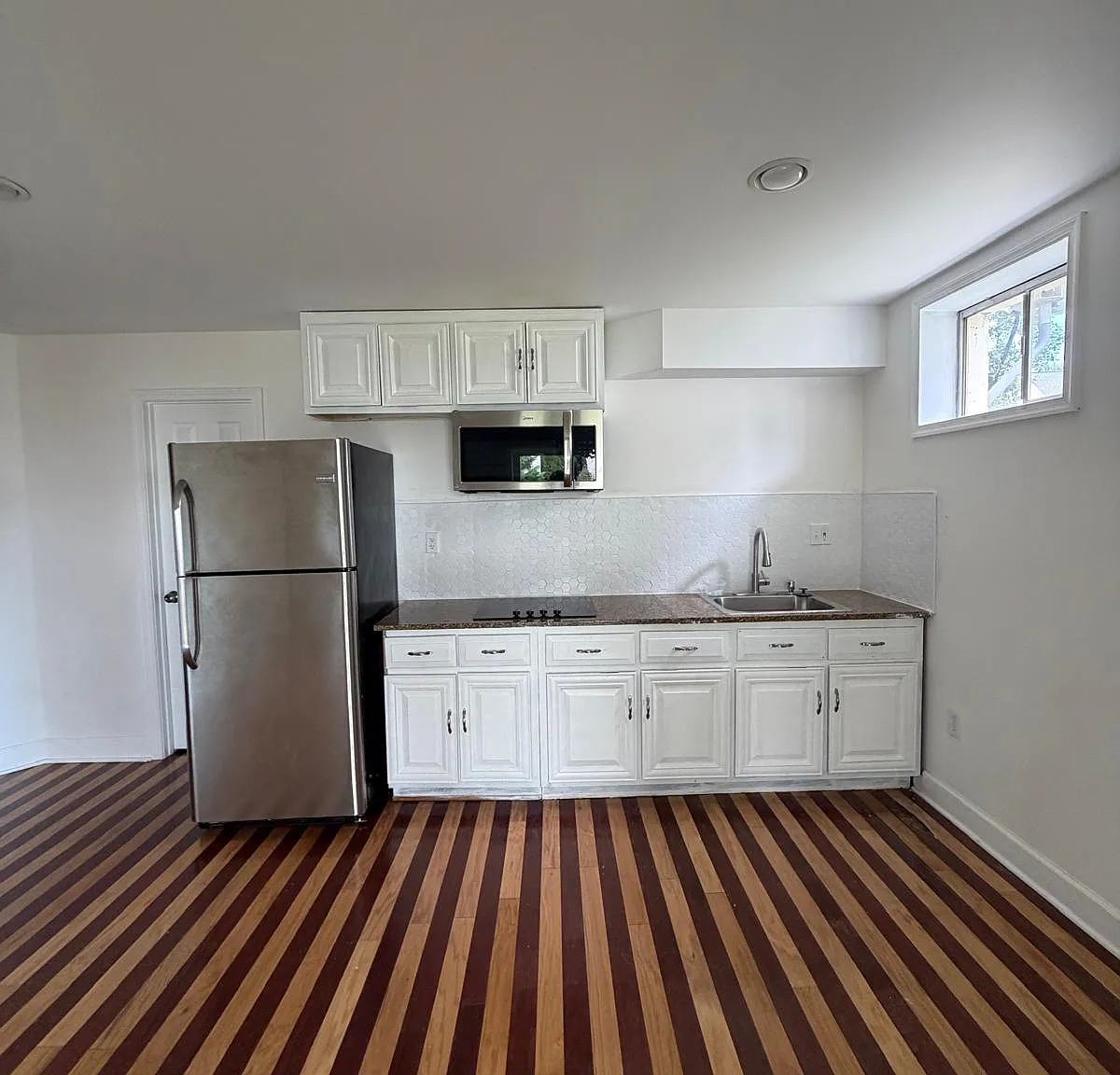 3 bed, 4160 sqft, $2,799 — Photo 3