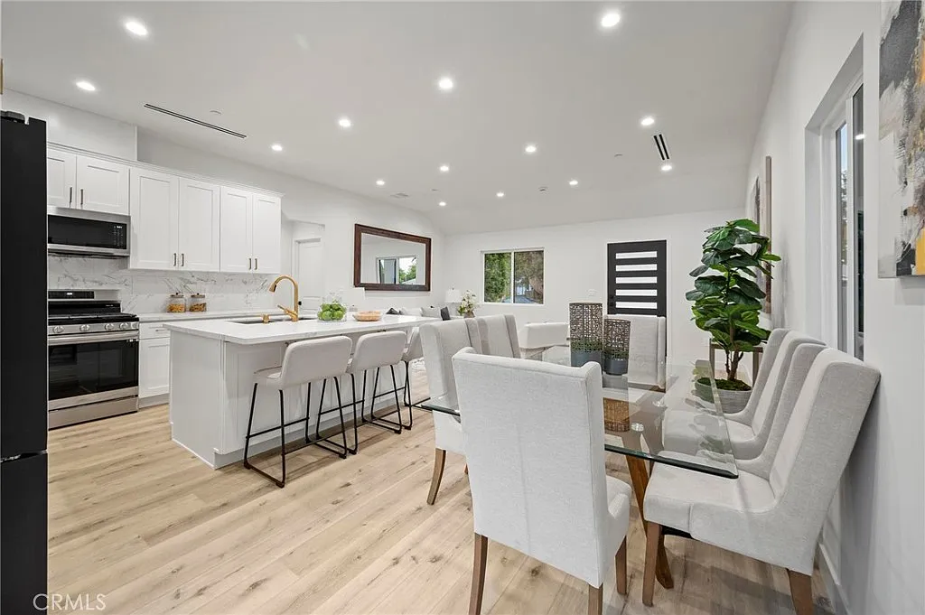 3 bed, 2.0 bath, 1301 sqft, $4,995 — Photo 3