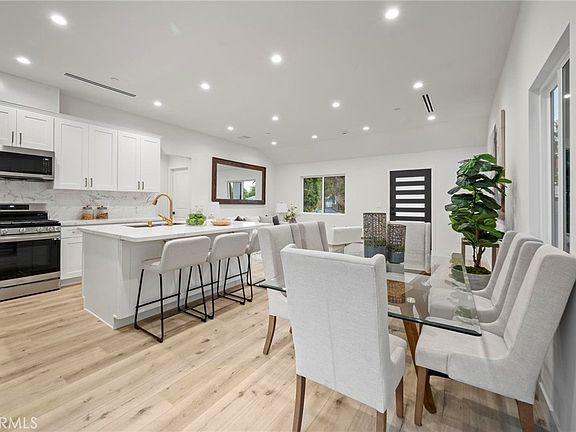 3rd image of 5865 Tobias Ave