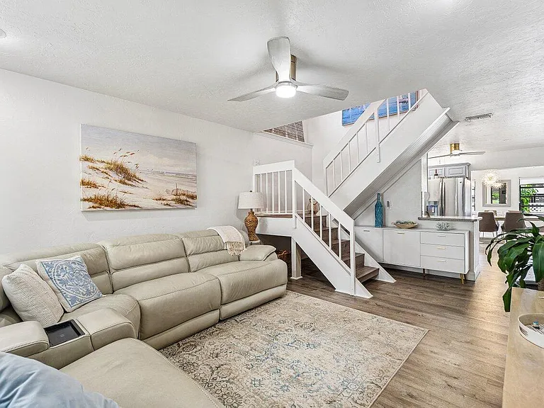 2101 N Palm Cir — Photo 3