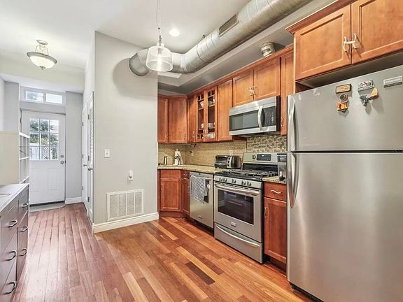 5th image of 96 Bowers St #1L