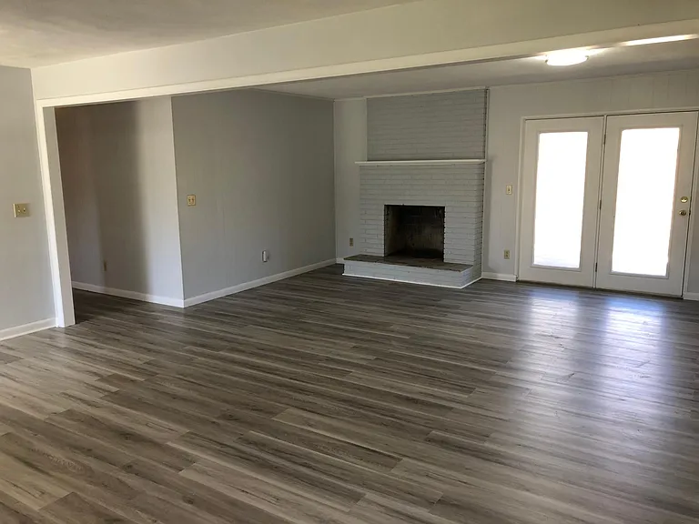 909 Martingale Dr — Photo 2
