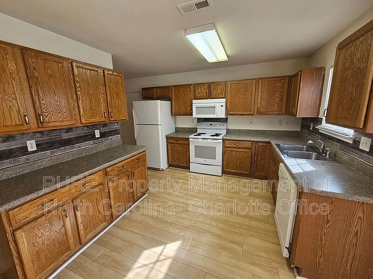 4423 Cades Cove Dr — Photo 7