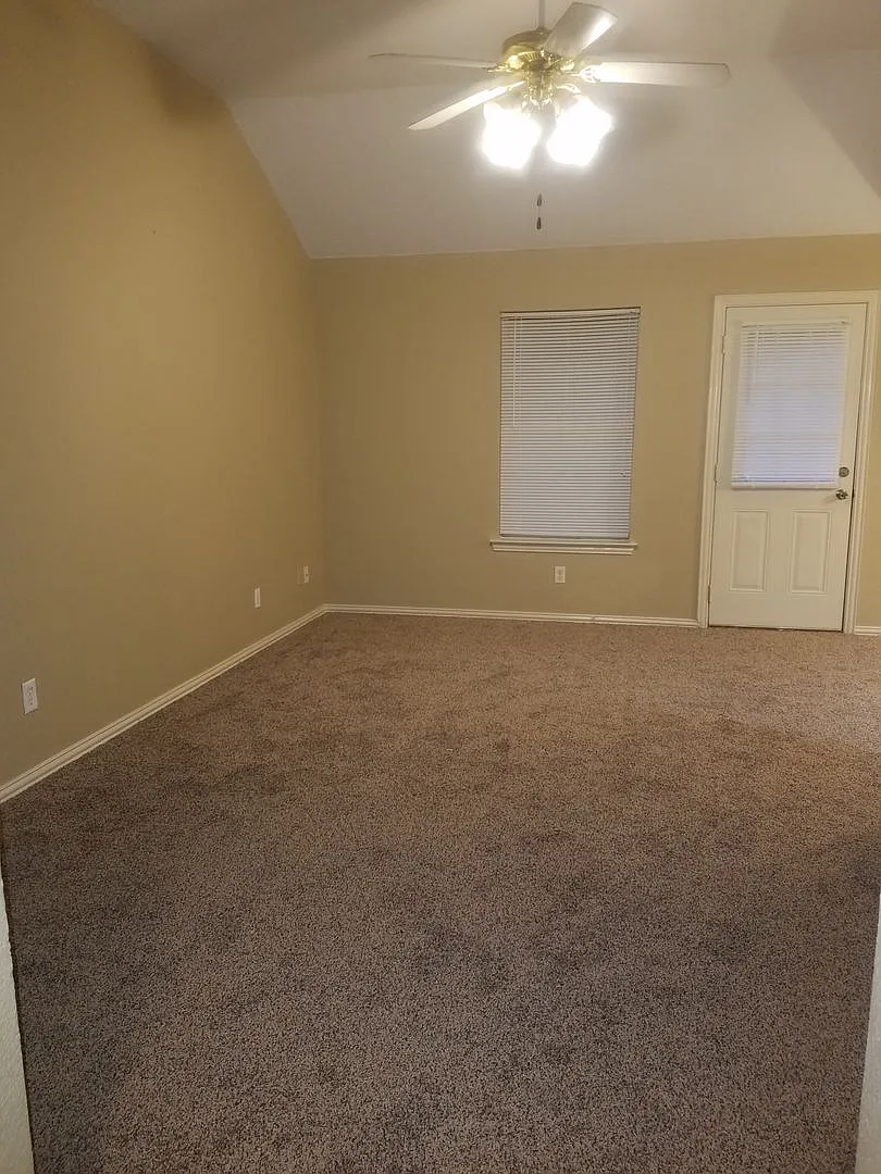 3 Bedroom 2 Bath Home (No Pets) — Photo 2