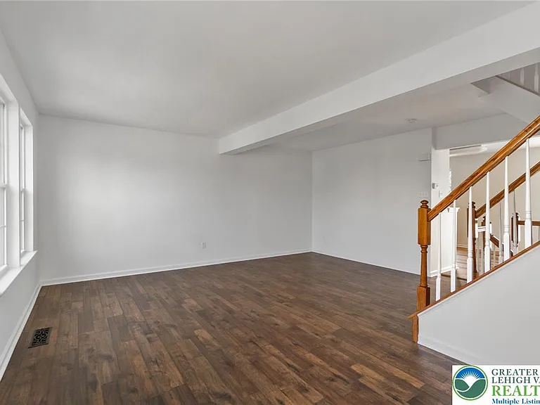 1096 Sparrow Way — Photo 13
