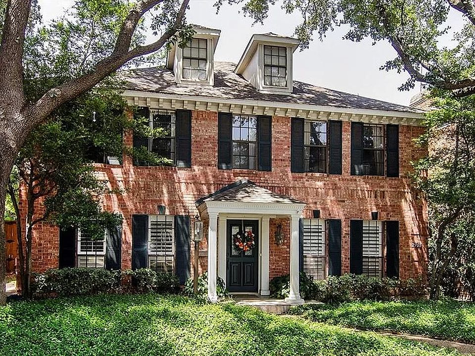 Front of house includes large circle drive great for guest parking
