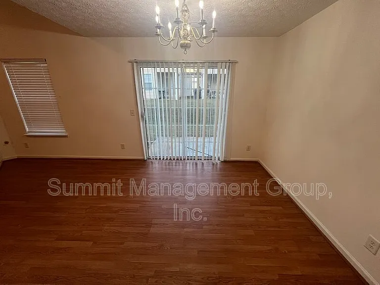 2810 Lakeside Cir — Photo 8