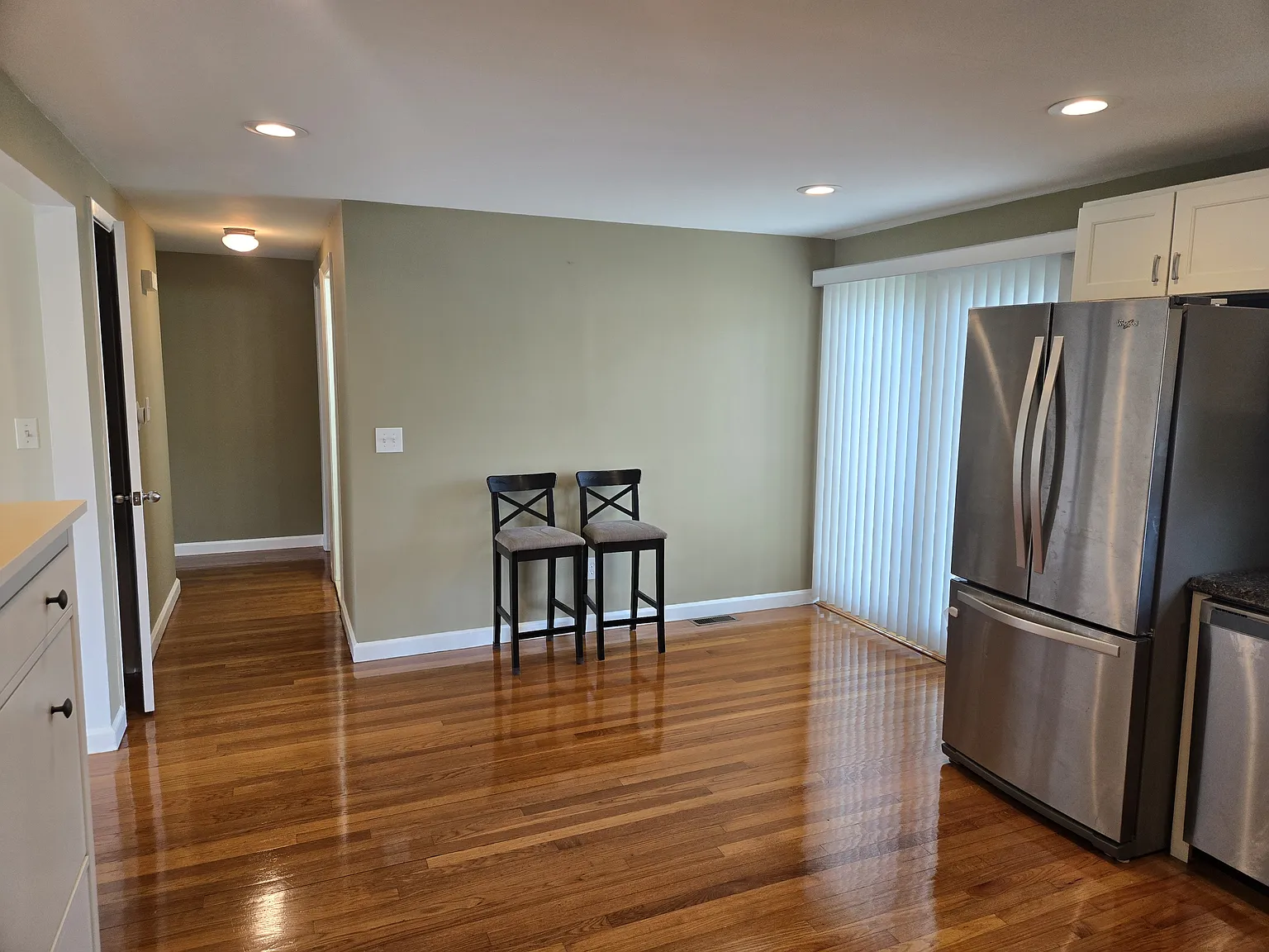 3 bed, 988 sqft, $3,000 — Photo 4