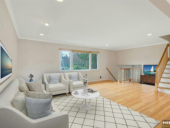 5th image of 9 Hemlock Dr