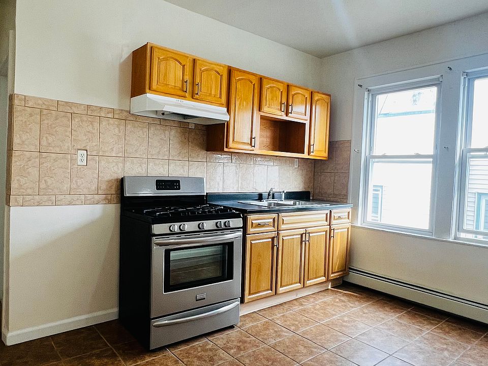 EAT IN KITCHEN